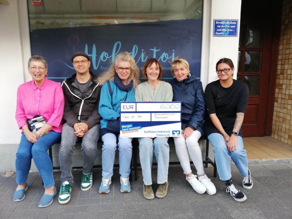 Spendenübergabe Bürgerstiftung Norderney bei Hol Di Toi